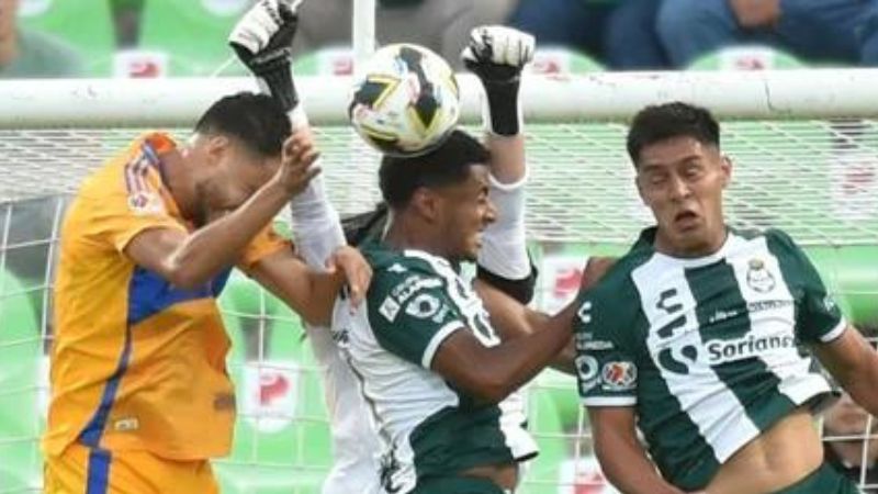 En la gráfica, Anthony "Choco" Lozano, realiza labores defensivas.