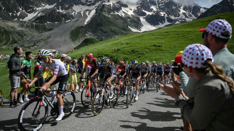 El ciclista esloveno del equipo UAE Team Emirates, Tadej Pogacar y Primoz Roglic, pedalean con el grupo de ciclistas en el ascenso al Galibier.