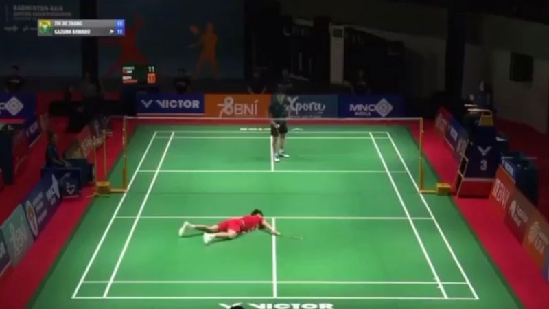 El jugador chino de 17 años, Zhang Zhijie, murió después de colapsar en la cancha durante un torneo internacional de bádminton en Indonesia.