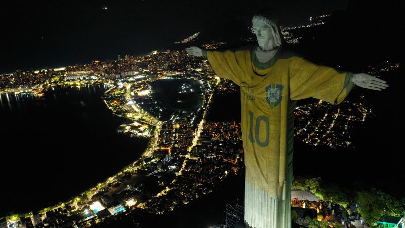 Vista aérea que muestra una imagen proyectada sobre la estatua del Cristo Redentor que rinde homenaje a la leyenda del fútbol brasileño Pelé.