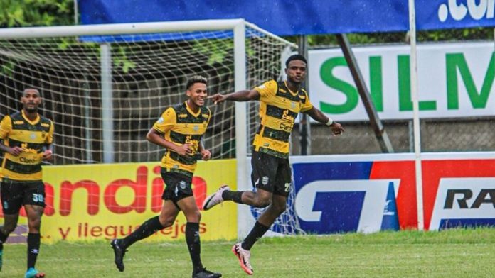 El delantero del Real España, Daniel Carter Bodden, celebra sus goles como lo hacía Carlos Pavón, pero confiesa que su referente es Jorge Benguché.