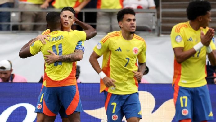 El mediocampista colombiano, James Rodríguez, celebra el segundo gol de su equipo desde el punto de penalti frente a Panamá.