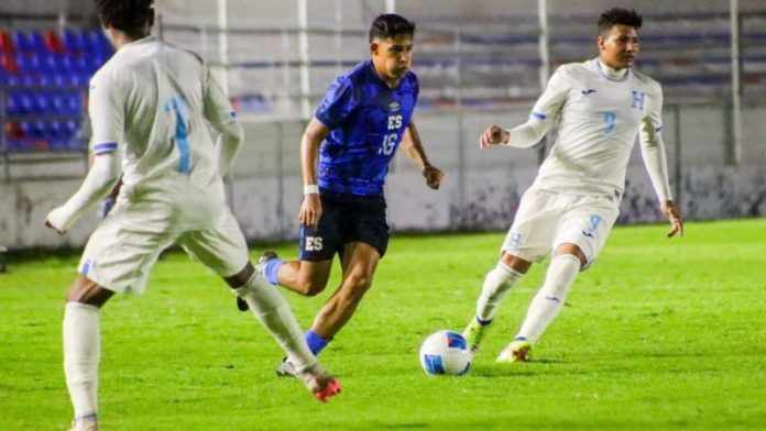 La Selección Nacional Sub-20 de Honduras derrotó a El Salvador y consiguió su primera victoria del Premundial de la categoría.