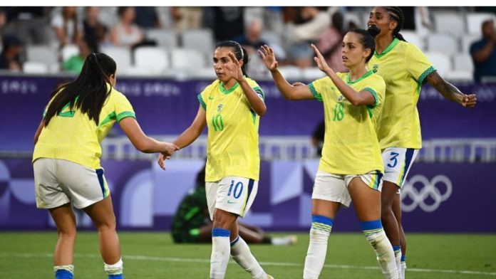 La delantera brasileña Marta celebra con sus compañeras de equipo tras ganar el partido de fútbol femenino del grupo C contra Nigeria, de los Juegos Olímpicos de París 2024.