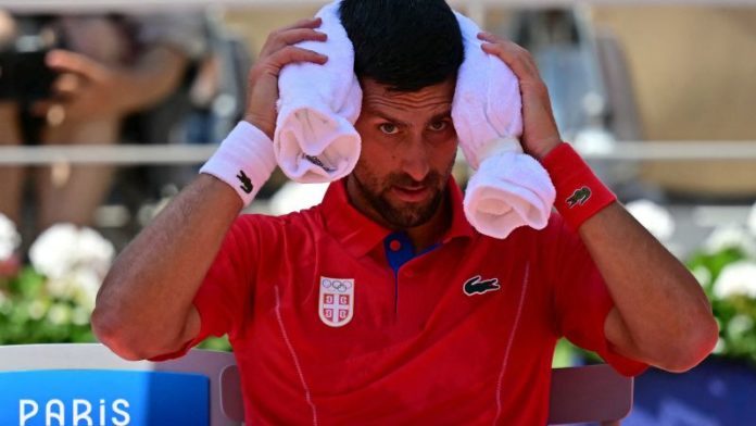 Novak Djokovic de Serbia intenta mantener la calma durante su partido de tenis de segunda ronda individual masculino contra Rafael Nadal.