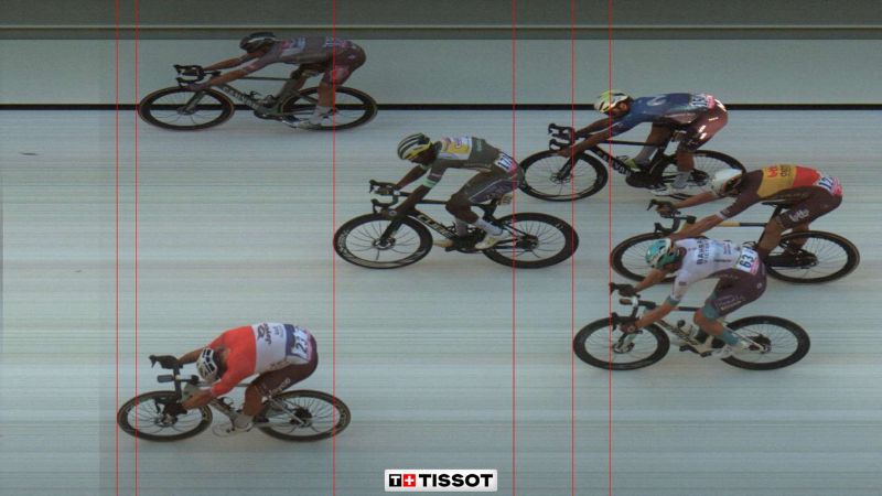 Esta imagen de fotofinish tomada y proporcionada por Tissot el 4 de julio de 2024 muestra al ciclista holandés Dylan Groenewegen (abajo) del equipo Jayco AlUla esprintando hacia la línea de meta para ganar por delante del ciclista belga Jasper Philipsen (arriba) del equipo Alpecin-Deceuninck..