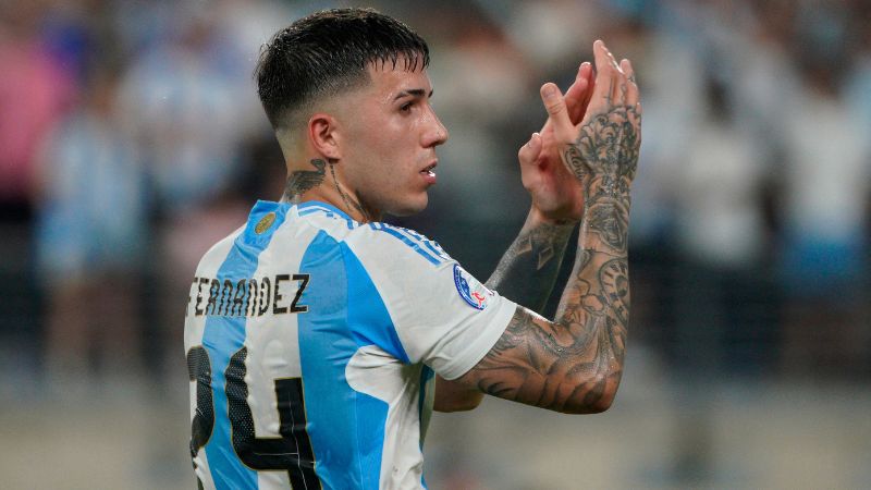 En la foto de archivo, el mediocampista argentino Enzo Fernández celebra la victoria de su equipo en la final de la Copa América contra Colombia.