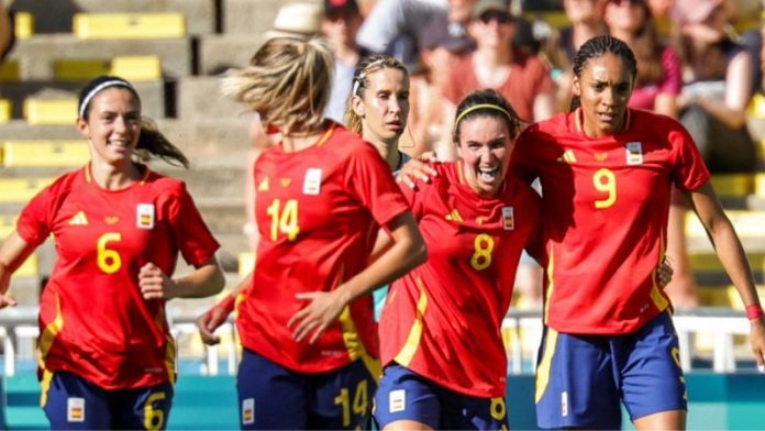 Las jugadoras de España celebran con su delantera Mariona Caldentey después de que anotó su segundo gol en el partido frente a Japón.