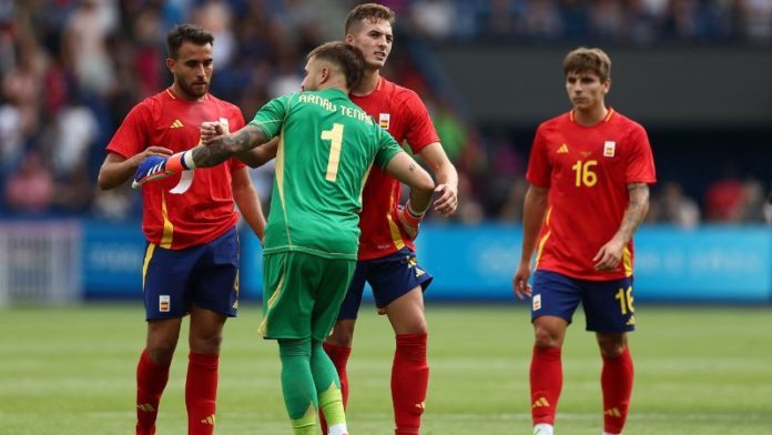 Los españoles celebran el agónico triunfo de 2-1 sobre Uzbekistán en partido valedero por los Juegos Olímpicos.