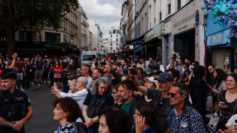 Los espectadores esperan la llegada de la antorcha olímpica como parte del relevo de la llama en la Plaza de la Bastilla en París.