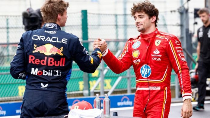 El piloto holandés de Red Bull Racing, Max Verstappen (izq.), estrecha la mano del piloto monegasco de Ferrari, Charles Leclerc, después de la sesión de clasificación previa al Gran Premio de Bélgica de Fórmula 1.