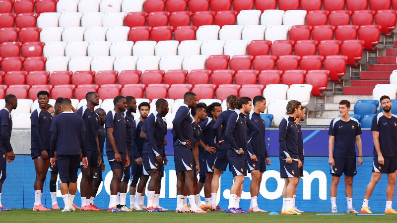 Los jugadores de Francia participan en una sesión de entrenamiento MD-1 en el Munich Football Arena en Múnich.