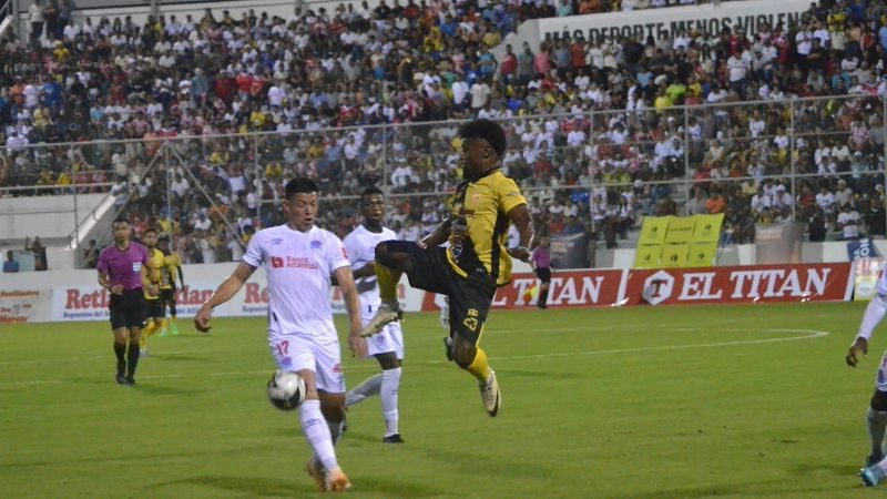 El delantero de Génesis Comayagua, Marlon Ramírez, enfrenta al defensa de Olimpia, Jonathan Paz.