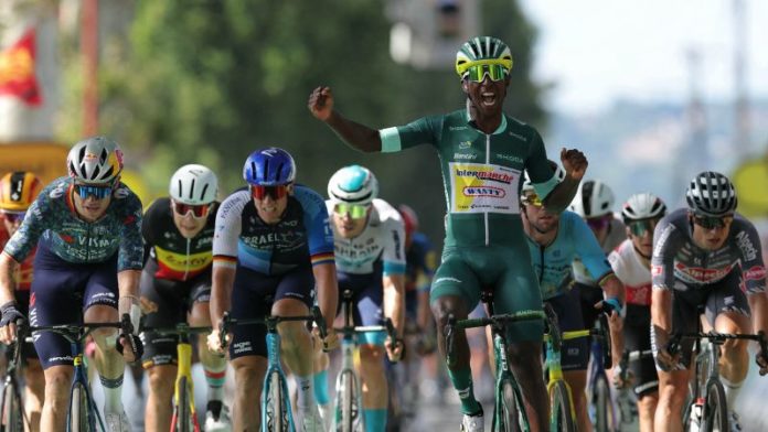 El ciclista eritreo Biniam Girmay (centro), del equipo Intermarche-Wanty, con el maillot verde de velocista, se dirige a la meta por delante del ciclista belga Wout Van Aert (izq.).