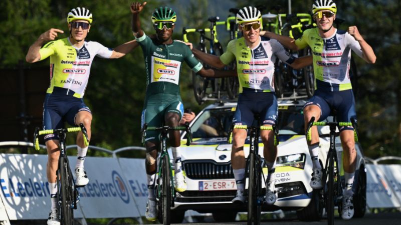 El ciclista eritreo Biniam Girmay, del equipo Intermarche - Wanty, con el maillot verde de velocista, celebra mientras llega a la meta con sus compañeros de equipo.