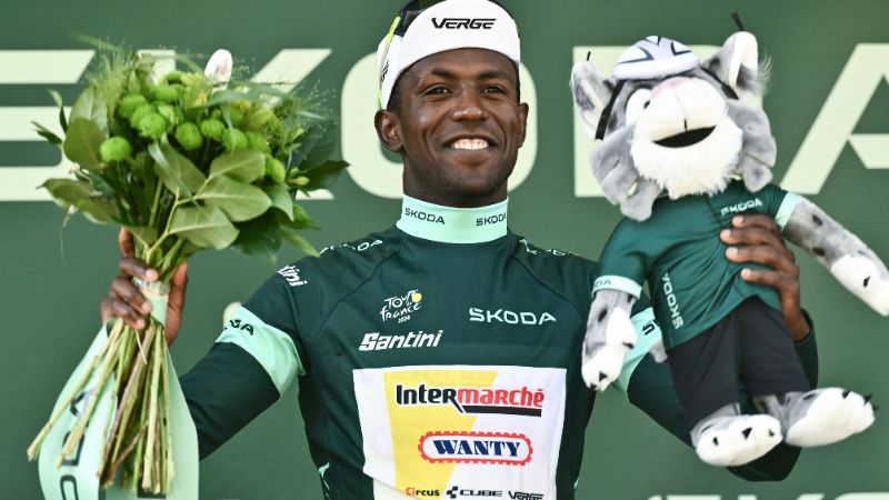 El ciclista eritreo Biniam Girmay del equipo Intermarche - Wanty celebra en el podio con el maillot verde de mejor velocista.