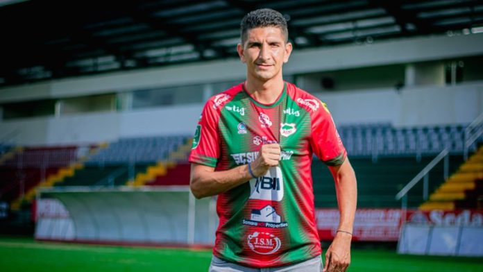 El defensa hondureño, Jhonny Leverón, se reporta listo para debutar con el Guanacasteca de Costa Rica.