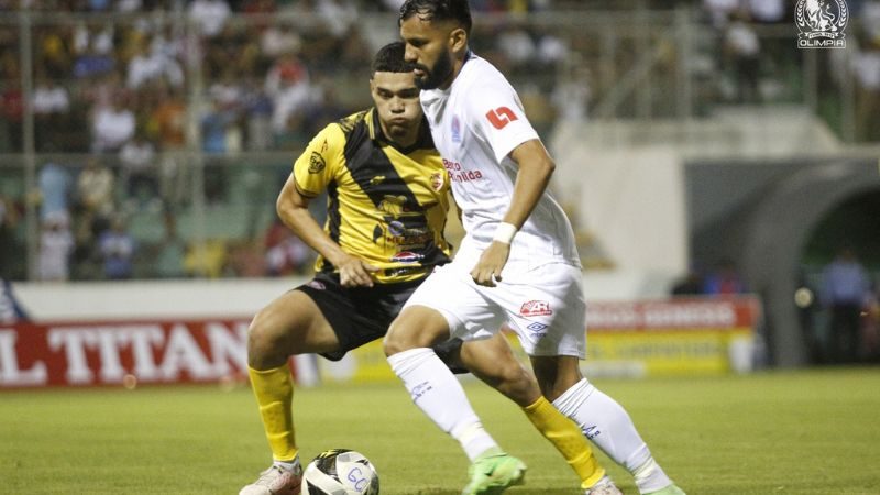 Jorge Álvarez conduce el balón ante la marca de Junior García, de Génesis Comayagua.