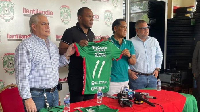 El delantero ecuatoriano, Juan Anangonó, recibió la camisa del Marathón con el número 11.