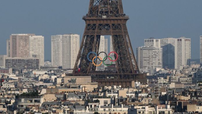 La fotografía muestra los anillos olímpicos desplegados en la Torre Eiffel antes de los Juegos Olímpicos y Paralímpicos de París 2024.