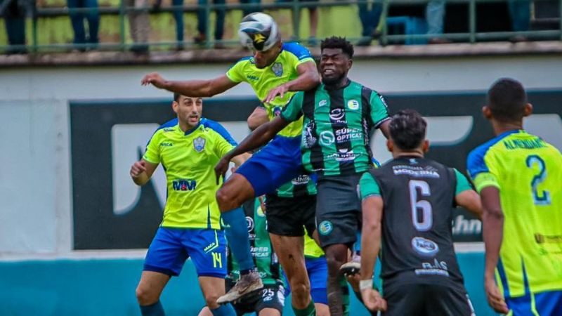 Eddie Hernández salta por el balón con el defensa de Juticalpa FC, Brayan Barrios.