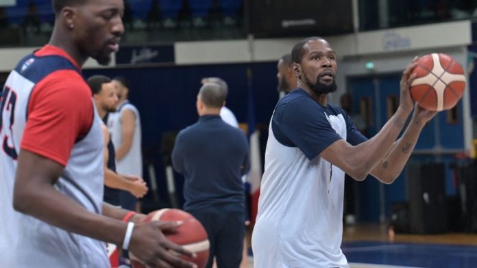 Los estadounidenses Bam Adebayo y Kevin Durant participan en una sesión de entrenamiento.