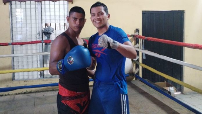 El nicaragüense, Keyvin Lara, colabora como "sparring" del peleador hondureño, Gerardo "Chocolate" Sánchez.