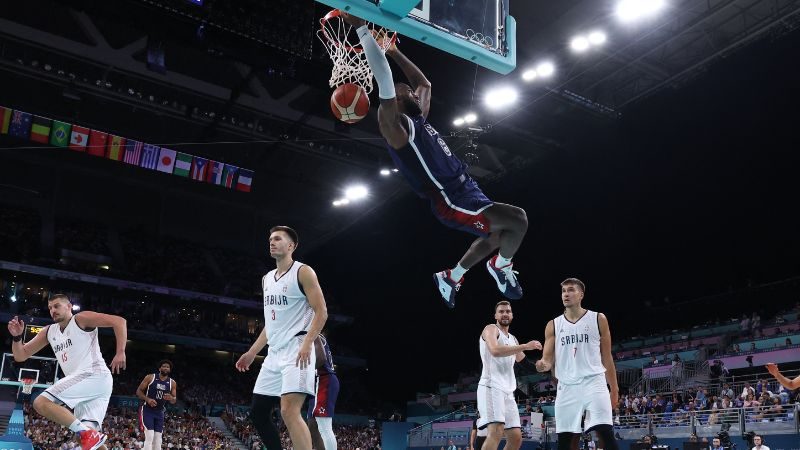 LeBron James, encesta el balón en el partido de baloncesto del grupo C de la ronda preliminar masculina contra Serbia.