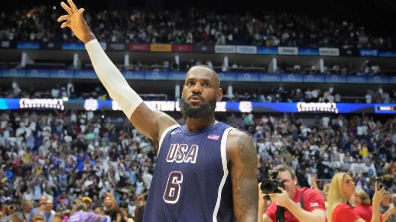 El basquetbolista LeBron James es el abanderado masculino de los Estados Unidos.