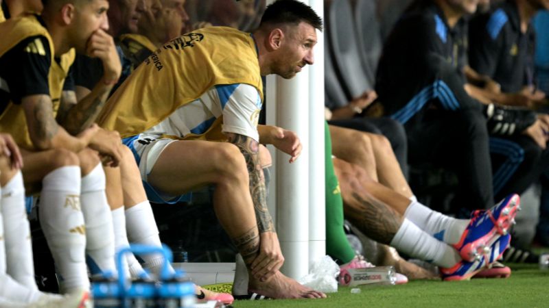 El delantero argentino Lionel Messi sufrió una lesión de tobillo derecho durante la final de la Copa América.