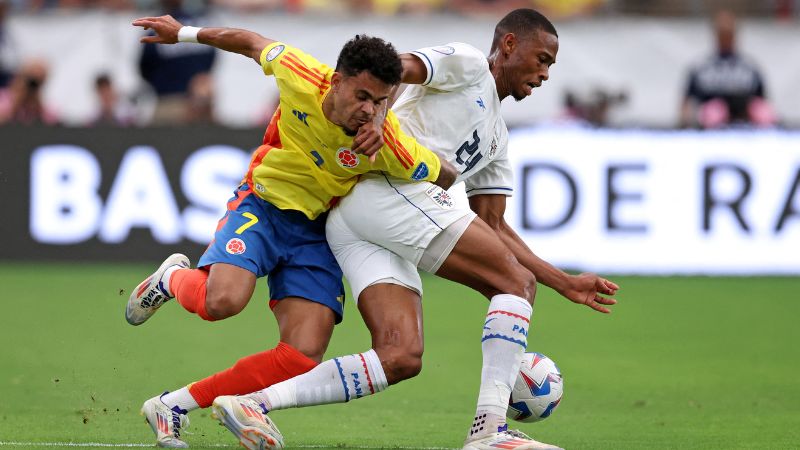 El delantero colombiano, Luis Díaz, lucha por el balón con el defensor panameño, Edgardo Farina.