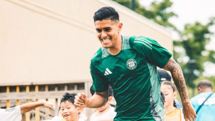 Luis Palma disfruta el momento de haberle anotado al equipo Manchester City de la Premier League.