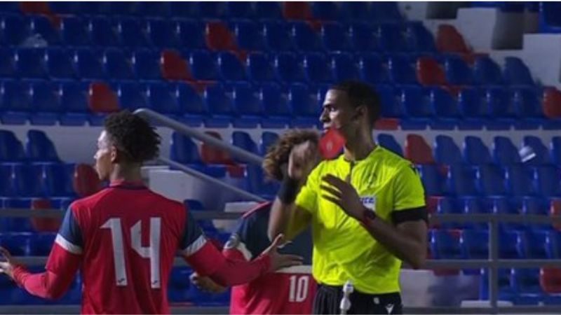 El cubano Maikol Vega vio la tarjeta roja en el tiempo extra del partido contra Honduras.