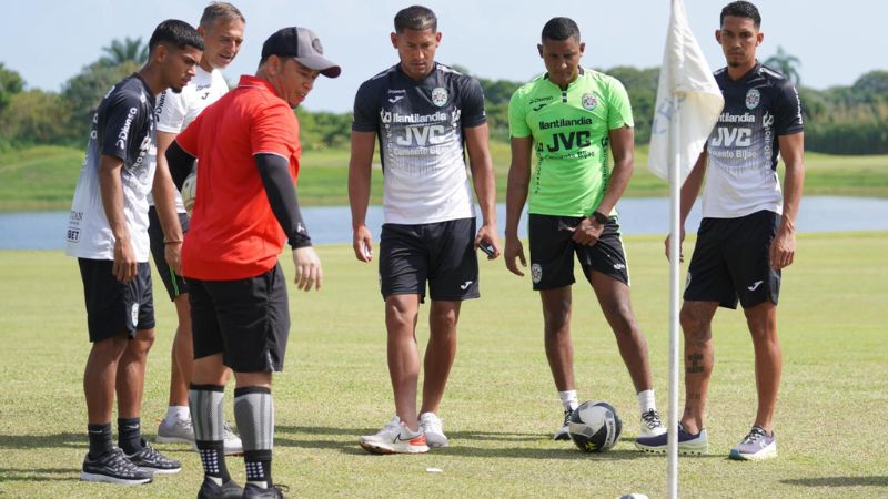 Al suspenderse el partido amistoso contra el Emelec de Ecuador en los Estados Unidos, los jugadores de Marathón realizaron trabajos físicos.