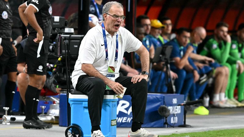 Marcelo Bielsa no la tiene fácil para armar la defensa con la cual enfrentará a Colombia.