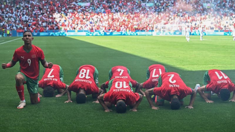 El delantero marroquí Soufiane Rahimi se arrodilla mientras celebra tras marcar el primer gol de su equipo ante Argentina.