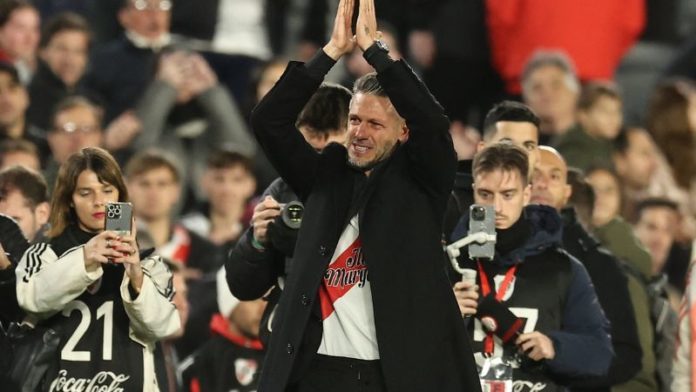 El entrenador de River Plate, Martín Demichelis, saluda a la multitud al final de su último partido en el banco.