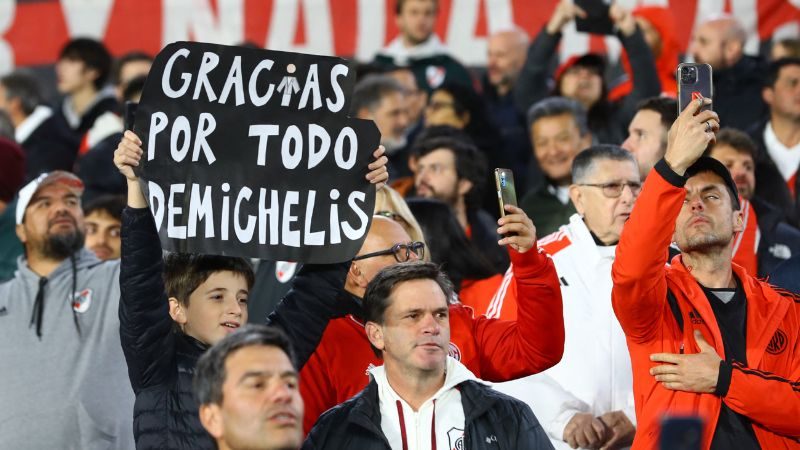 Un hincha de River Plate sostiene un cartel que dice "gracias por todo Demichelis".