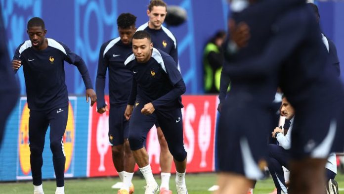 El delantero de Francia, Kylian Mbappé, y sus compañeros de equipo asisten a una sesión de entrenamiento.