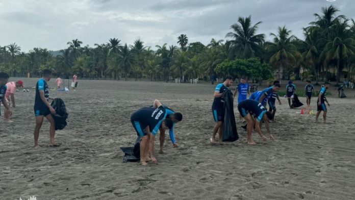 Los jugadores de Motagua cerraron la pretemporada limpiando las playas de Tela.