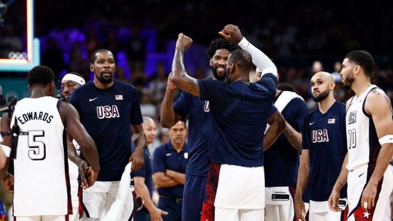 Kevin Durant, de Estados Unidos, y sus compañeros de equipo celebran después de ganar el partido contra Sudán del Sur.