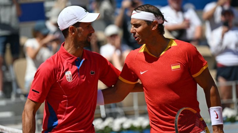 Novak Djokovic y Rafael Nadal hablan antes de su partido de tenis de segunda ronda.