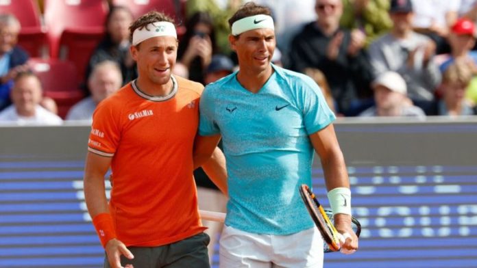 El español Rafael Nadal y el noruego Casper Ruud durante su partido de primera ronda contra el argentino Guido Andreozzi y el mexicano Miguel Ángel Reyes-Varela del torneo de dobles de Bastad, Suecia.