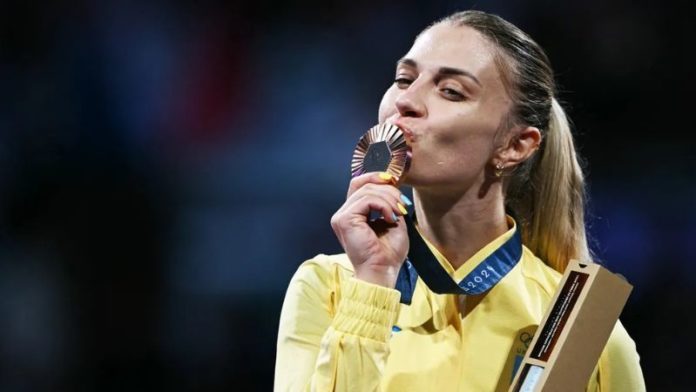 La esgrimista Olga Kharlan ganó el bronce en la prueba individual de sable, la primera medalla para Ucrania en los Juegos Olímpicos de París-2024.