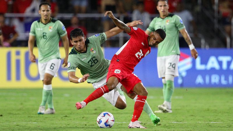 El centrocampista boliviano Adalid Terrazas y el delantero panameño César Yanis compiten por el balón.
