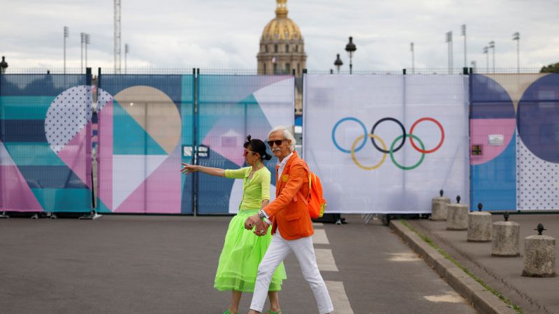 Una pareja camina por el recinto olímpico de Los Inválidos en París antes de los Juegos Olímpicos y Paralímpicos de París 2024.