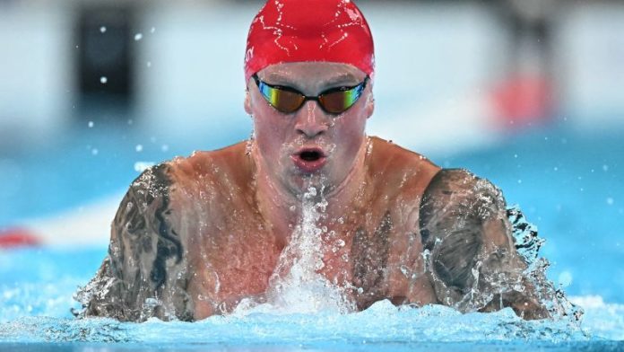 El británico Adam Peaty compite en la final de la prueba masculina de natación de 100 metros braza durante los Juegos Olímpicos de París 2024.