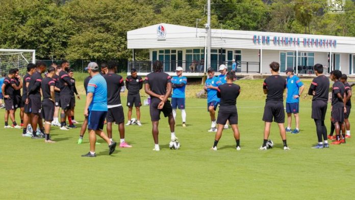 En su primer día de entrenamiento con Olimpia, Pedro Troglio, les expuso las prohibiciones a sus dirigidos.