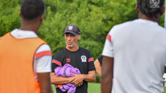 El técnico de Olimpia, Pedro Troglio, no se aguantó y le contestó a Héctor Vargas.