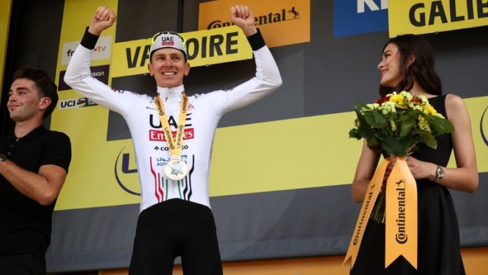 El ciclista esloveno Tadej Pogacar, del equipo UAE Team Emirates, celebra en el podio tras ganar la cuarta etapa de la 111.ª edición del Tour de Francia.